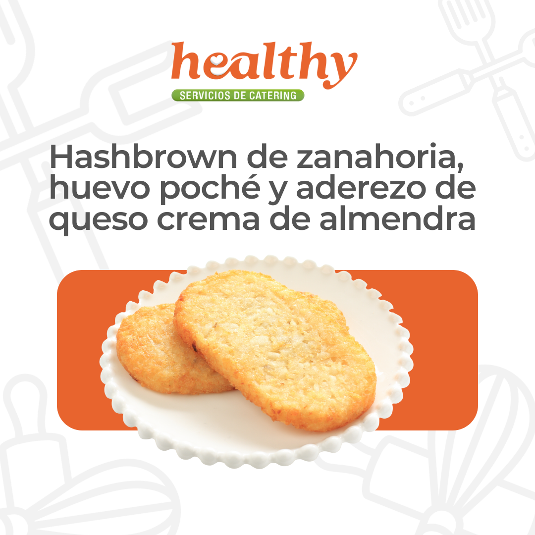 Disfruta un delicioso Hashbrown de zanahoria, huevo poché y aderezo de queso crema de almendra